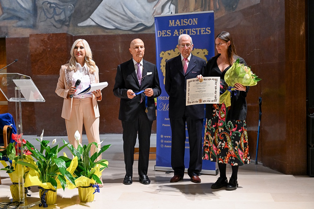 Ritira il Premio la Dott.ssa Ludovica Zichichi nipote del Prof. Antonino Zichichi che ha inviato al Premio un significativo video messaggio.