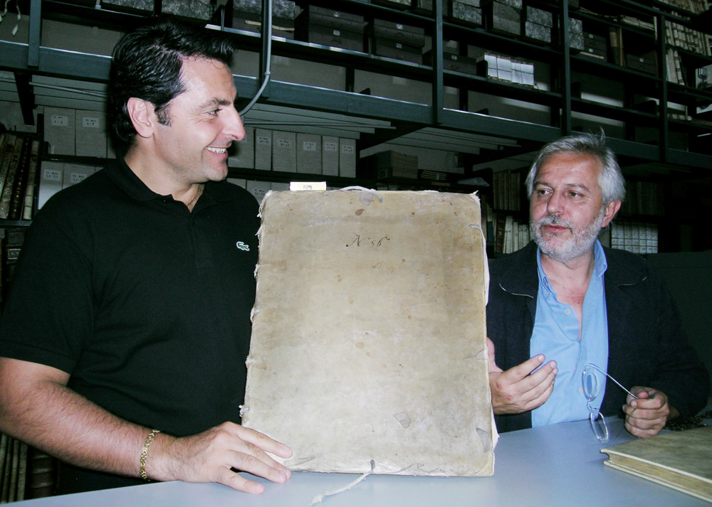 Fabio Gallo con Orazio La Rocca vaticanista di La Repubblica con il Codice 56 di Palestrina