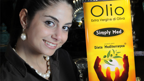 Olio Extra Vergine di Oliva della Dieta Mediterranea "Simply Med" - nella foto Silvia Lanzafame