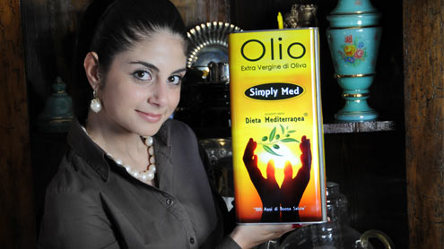 Silvia Lanzafame, Amministratore Unico di Dieta Mediterranea srl posa con la prima Lattina di Olio Extra Vergine di Oliva della Dieta Mediterranea "Simply Med"