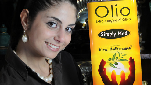 Silvia Lanzafame con l'Olio Simply Med il brand etico 100% Italia dei prodotti della Dieta Mediterranea